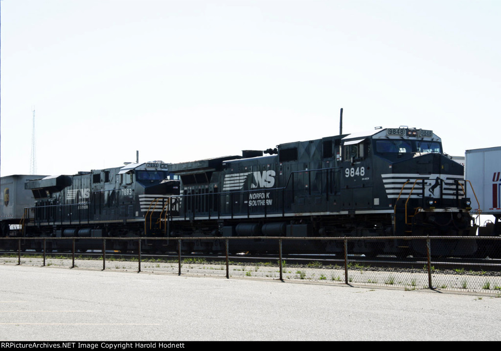 NS 9848 & 7693 bring train 213 towards the tower